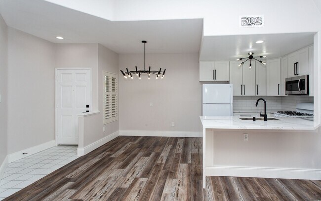 Foto del edificio - Upper Level 3 Bedroom, 2 Bath Condo!