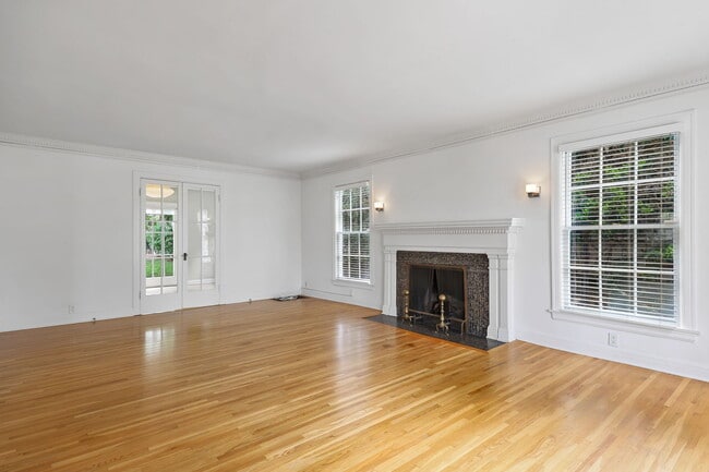 Building Photo - 1214 S St Andrews Plz