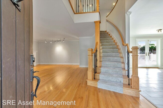 Foto del edificio - 4 br, 4 bath House - 2160 Newport Ave