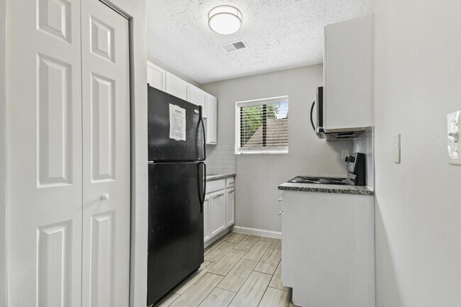 Building Photo - 379 Elm St NW