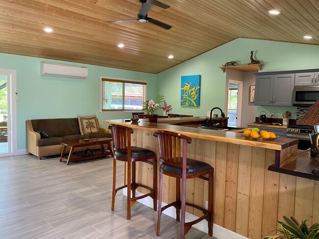 Foto del edificio - 3-Bed, 2-Bath Custom Furnished Home-Turn K...