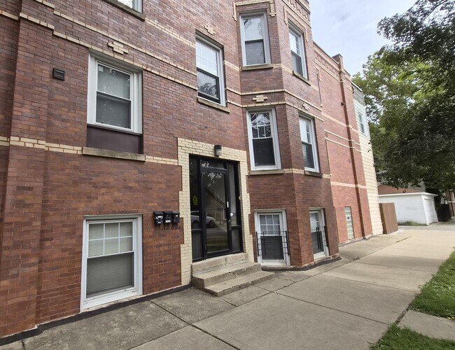 Foto del edificio - 3850 W Belden Ave