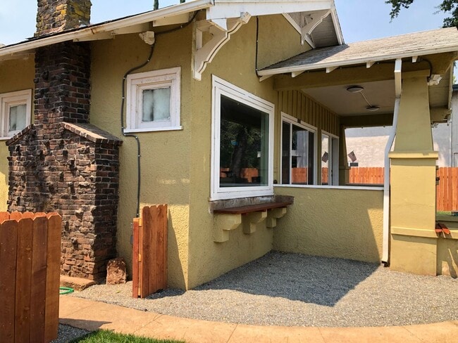 Building Photo - Enjoy The River Breeze On The Front Porch