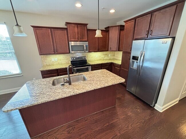 Building Photo - Bridgemill end unit townhome!