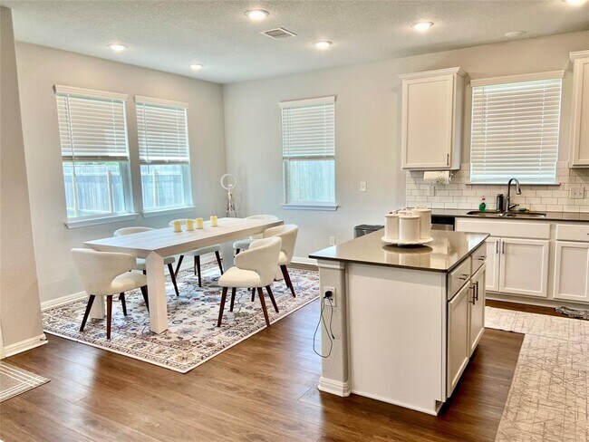 Foto del edificio - 6554 Marsh Ln