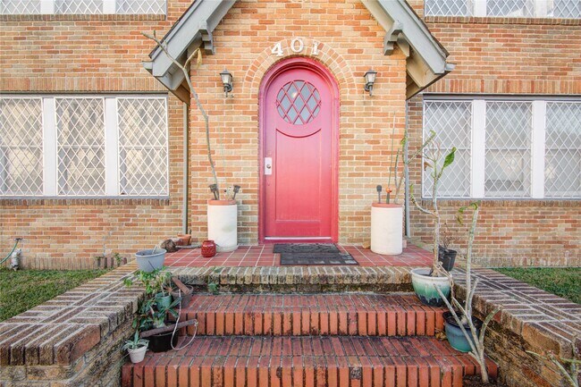 Foto del edificio - 401 W Clay St