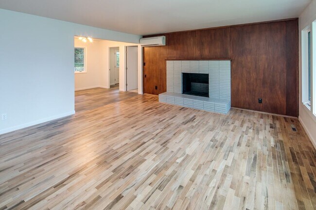Building Photo - 2916 Alderwood Avenue