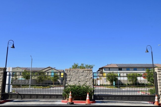 Building Photo - 112 Lantana Dr