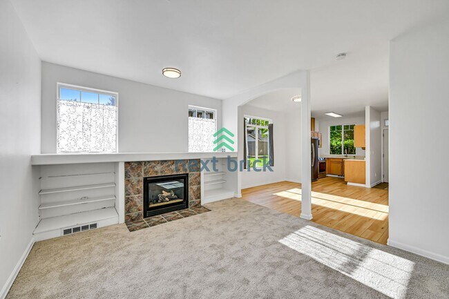Foto del edificio - 2 BED & 1.5 BATH TOWNHOUSE FOR RENT