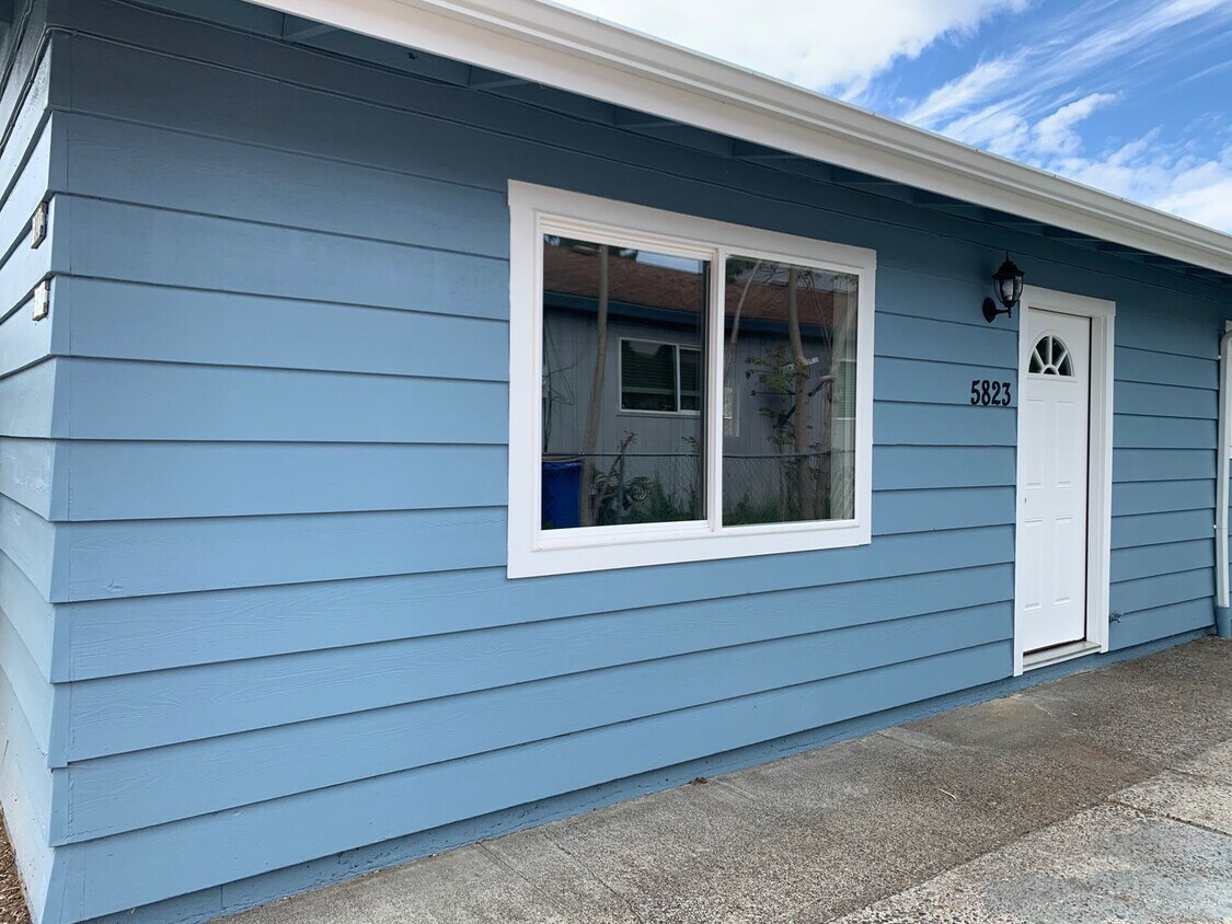 Primary Photo - AT1070