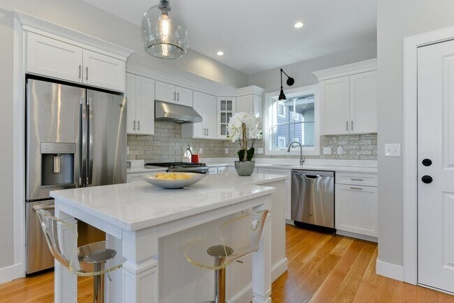 Foto del edificio - 145 Stoughton St