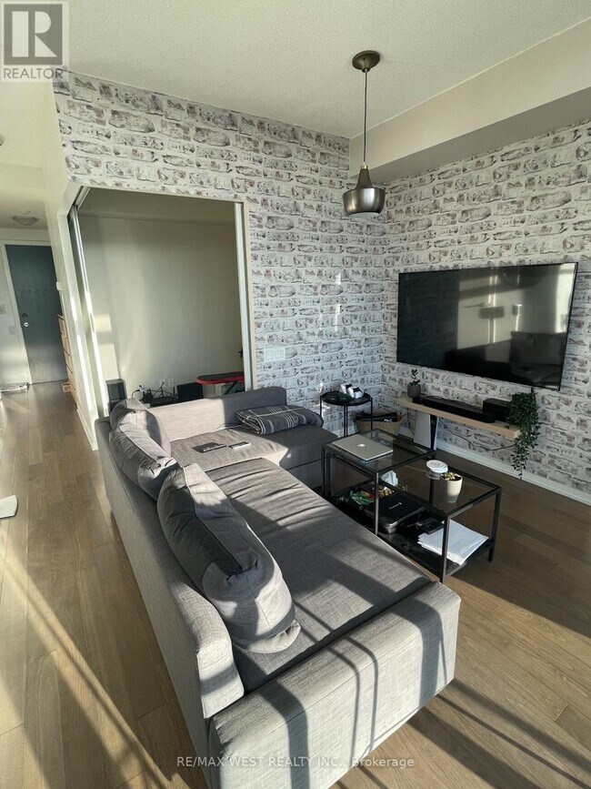 Photo du bâtiment - 105 The Queensway