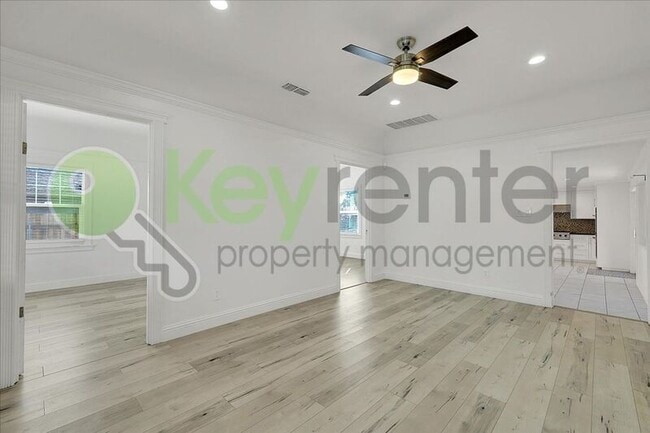 Building Photo - 4404 Lantana Ave