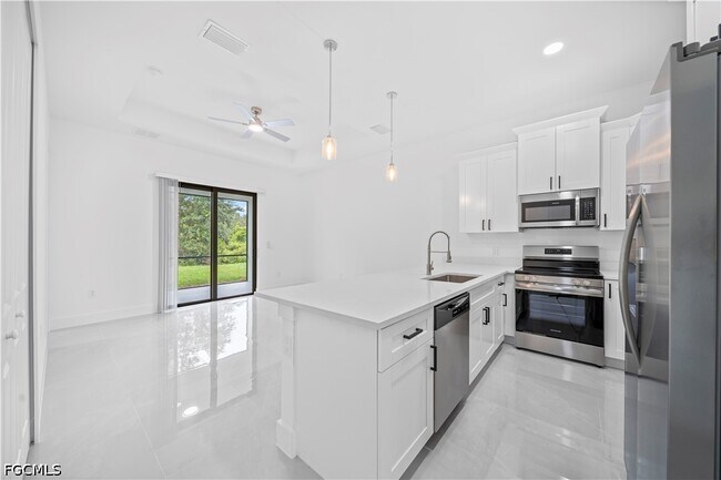 Building Photo - 2218 Fairway Dr