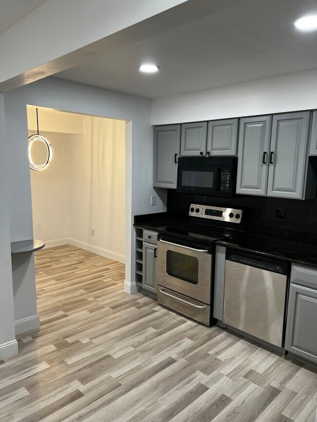Building Photo - 14 Mile Condo Unit 80