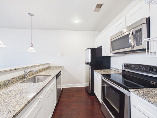 Foto del edificio - Large 2BR/1.5BTH w/ Walk-in Closet, Large Deck, W/D, A/C - PARKING INCLUDED