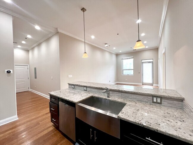 Building Photo - 1002 W Van Buren St