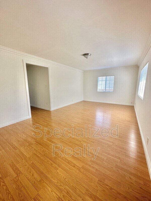 Building Photo - 140 S Cedar St