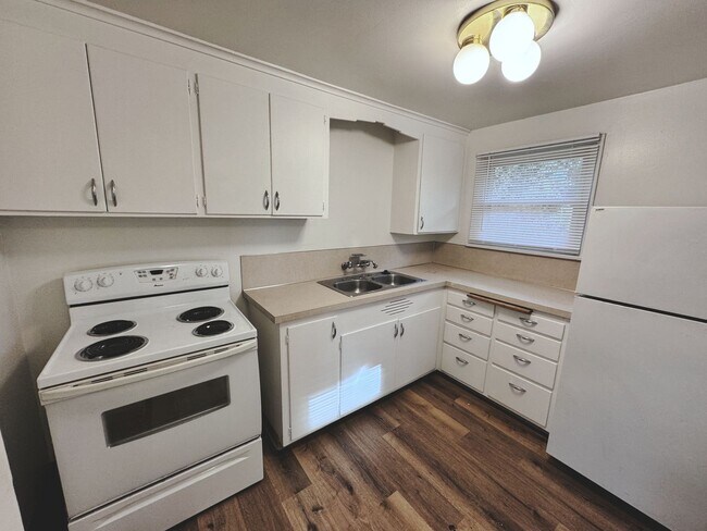 Foto del edificio - Lakewood House!  2 Bedroom 1 Bath Home  ne...