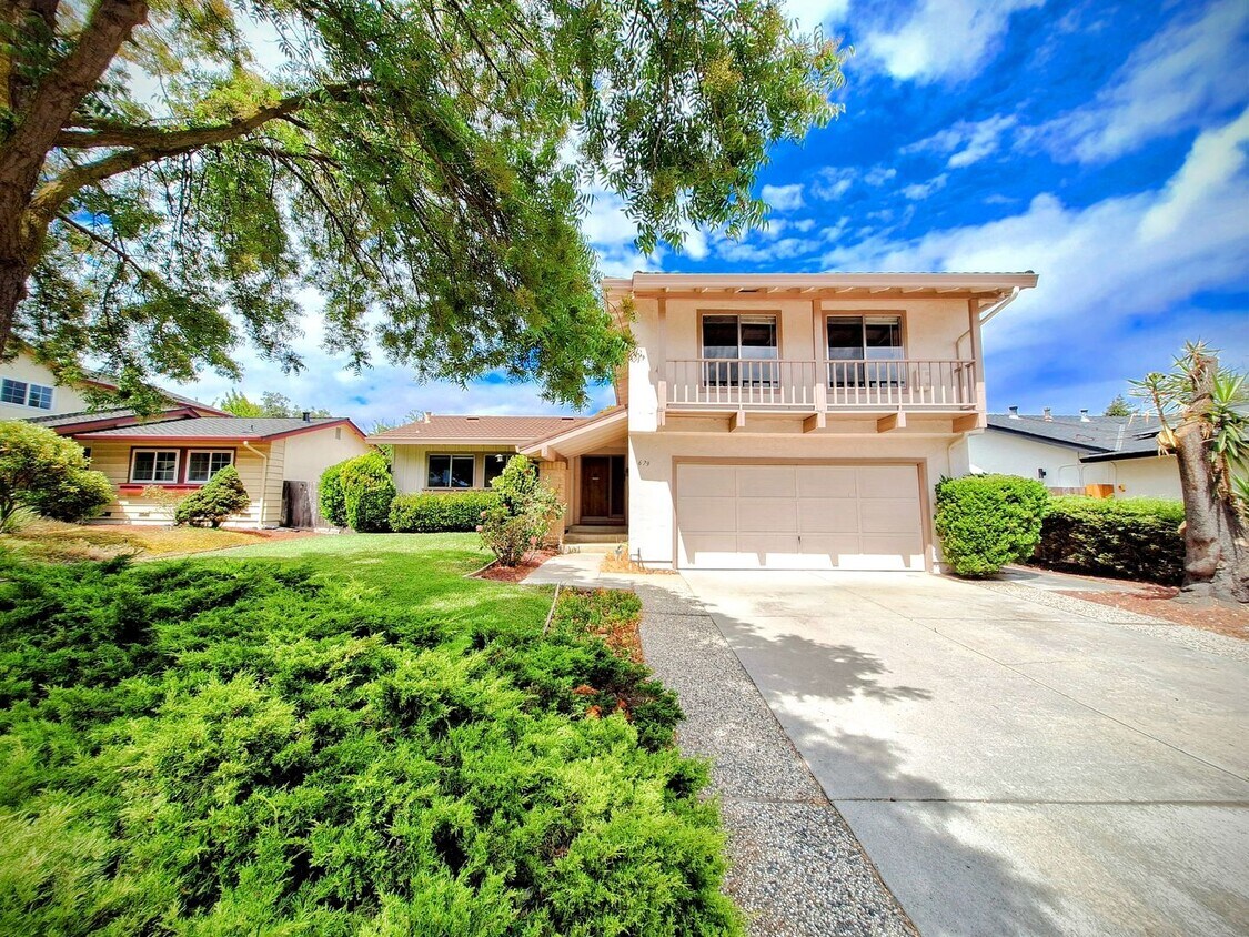 Foto principal - Spacious 4bd Tri-Level Home w/Central Heat...