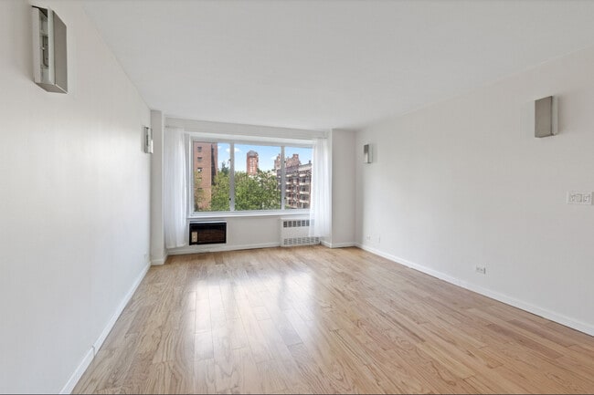 Building Photo - 392 Central Park West