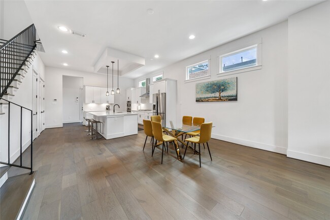 Building Photo - 620 E 26th St