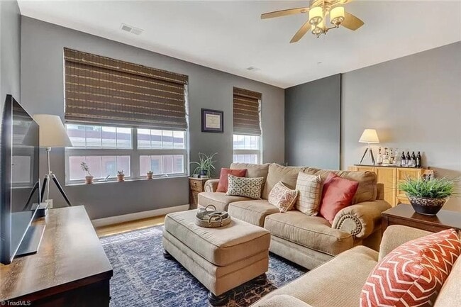 Building Photo - 1 bedroom 1 bathroom Downtown Living Spacious Condo in the heart of Greensboro