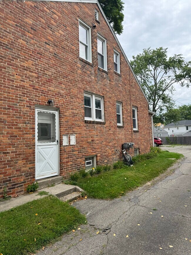 Side of House - 2018 Crooks Rd