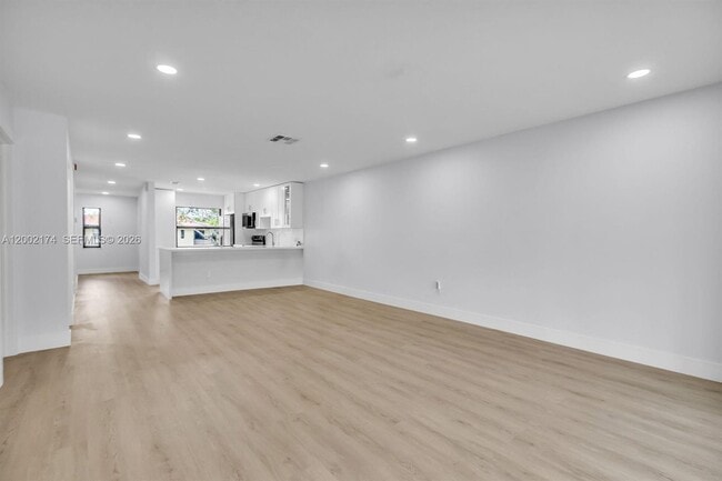 Building Photo - 8535 Casa Del Lago