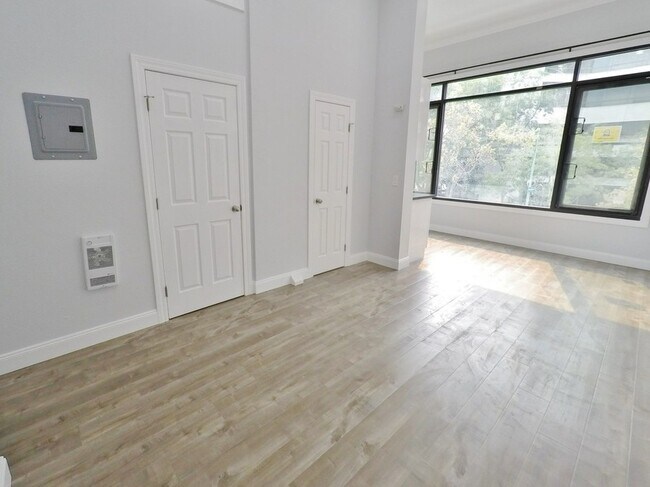 Building Photo - 518 7th St