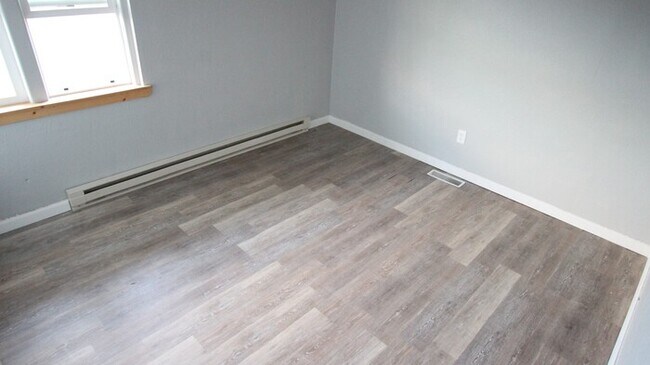 Building Photo - Large corner unit with separate bedroom