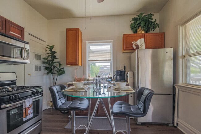 Foto del edificio - 839 Dunlop Ave