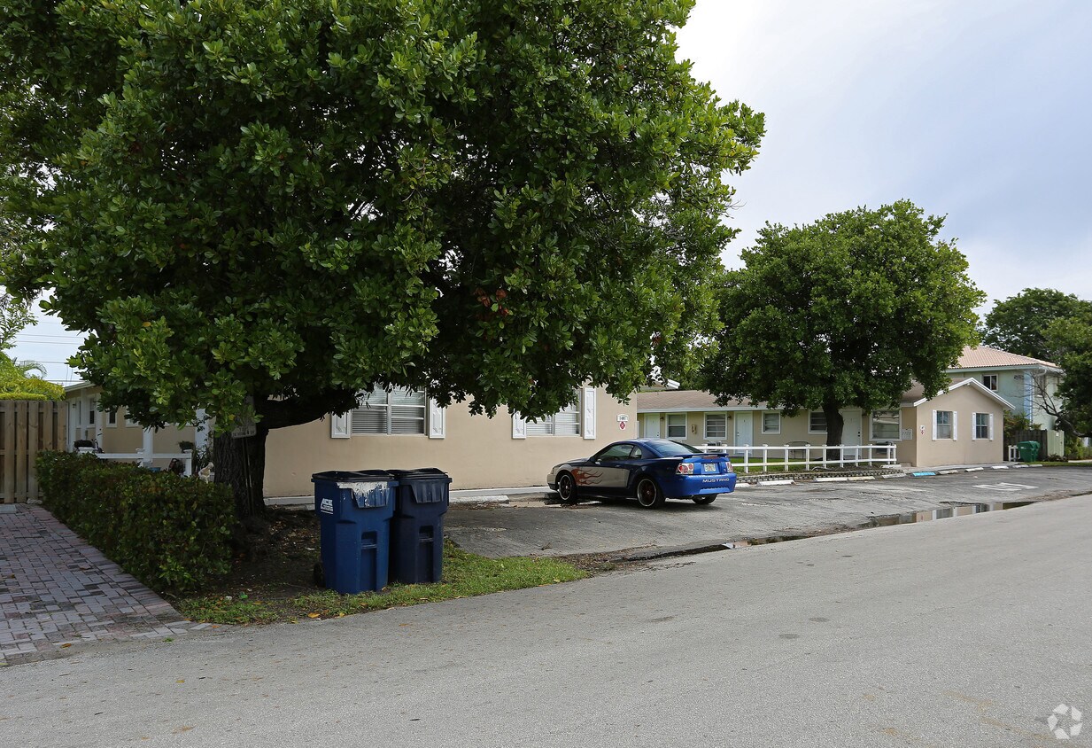 Building Photo - 1401-1407 Holly Heights Dr