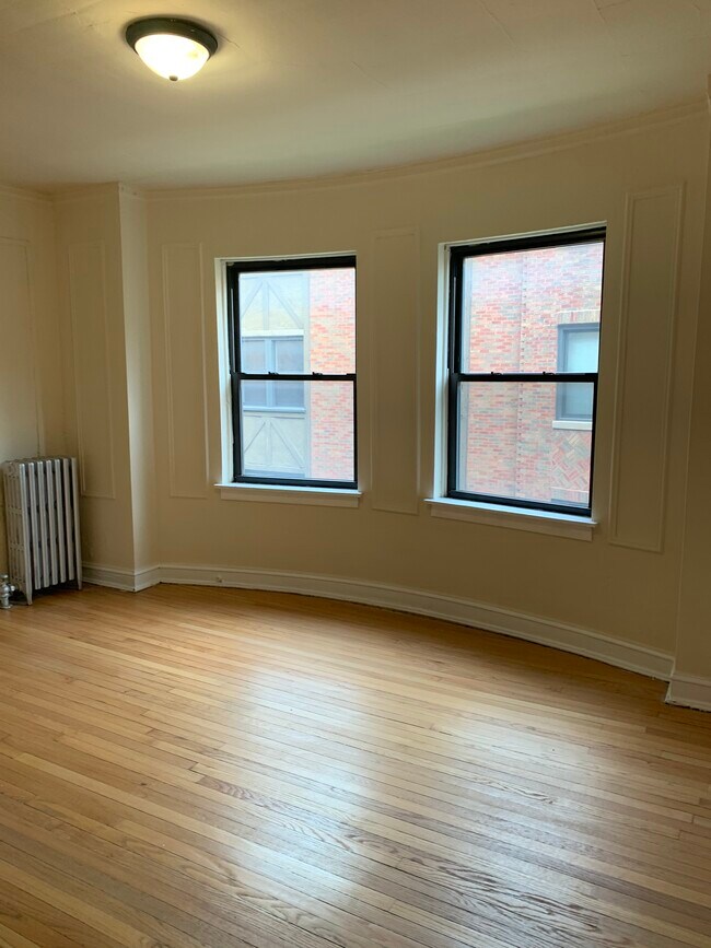 Building Photo - Awesome 1BR Hyde Park Unit - Heat Included!