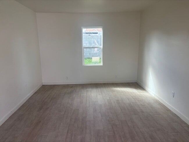 Building Photo - 1305-1305 1/2 Washington Ave