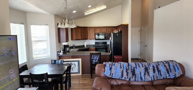 Building Photo - 90 E Resaca Dr