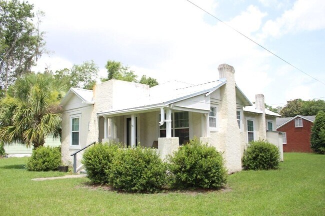 Building Photo - 171 SE Seminole St