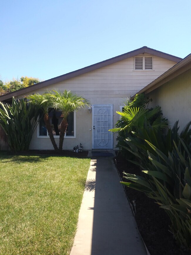Building Photo - 4569 Calle Del Palo