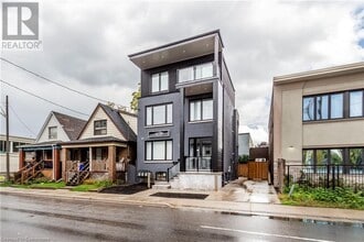 Building Photo - 144 Wellington St N