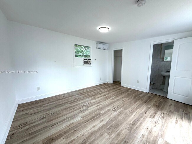 Foto del edificio - 1060 NW 116th St