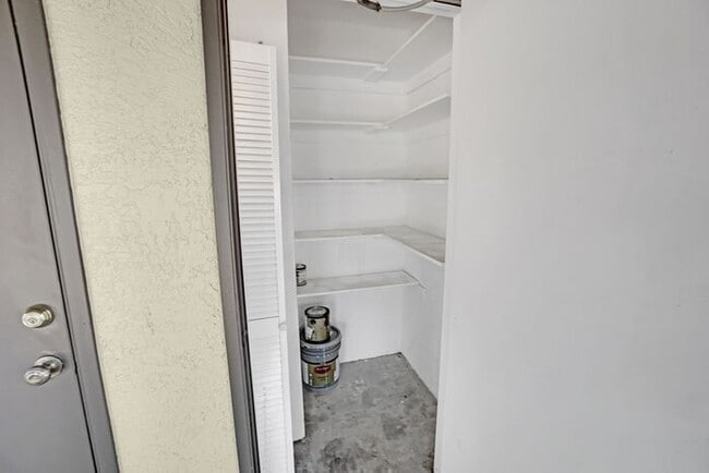 Building Photo - Vaulted Elegance in Old Spanish Trail