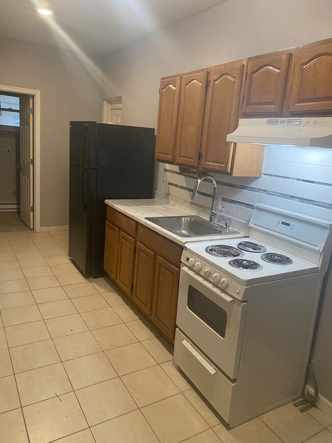 Building Photo - 564 King St