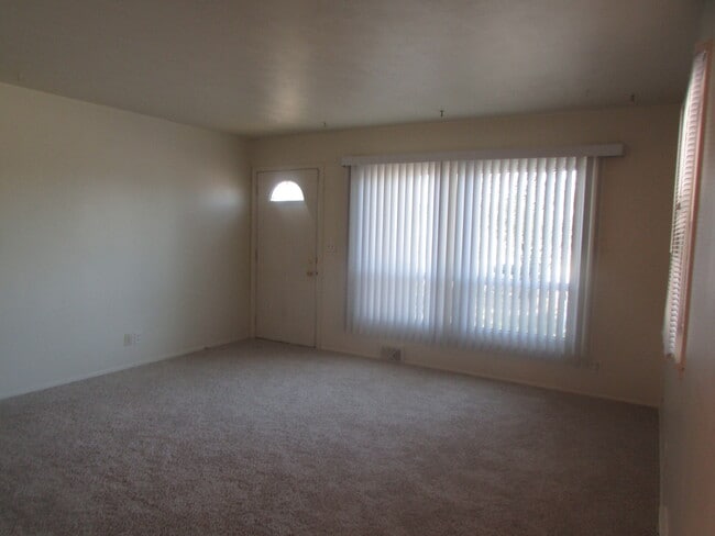 Building Photo - 3 BEDROOM | 1 BATH | CARPORT | SOUTH
