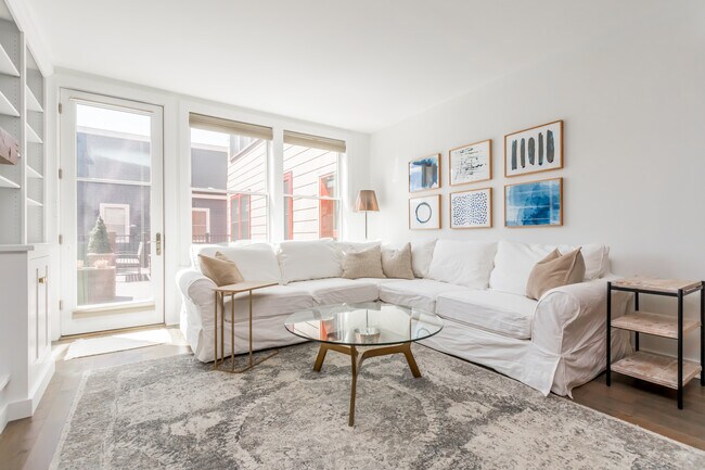 Living room - 62 India St