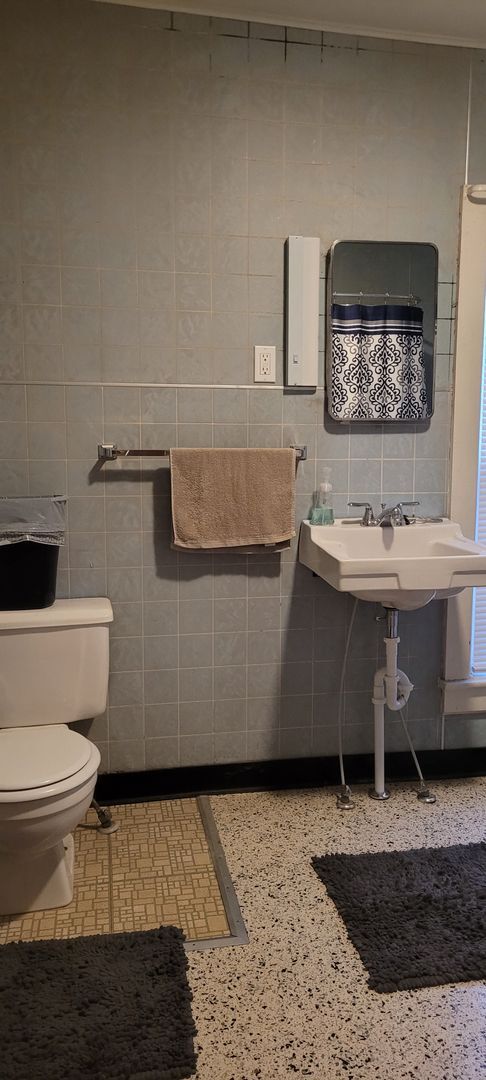 Building Photo - One Bedroom Upper Apartment in a Duplex