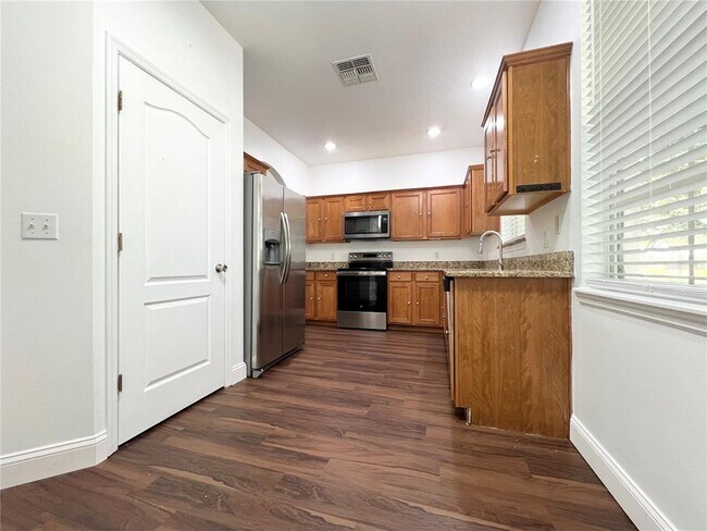 Foto del edificio - 7138 Five Oaks Dr