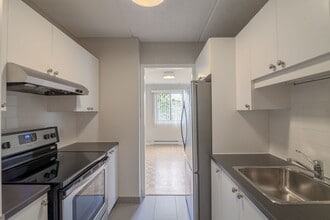 Building Photo - 1525 Av. Victoria