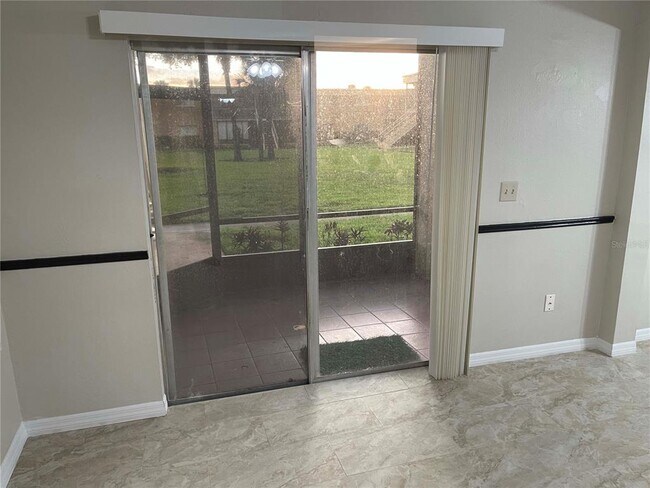 Foto del edificio - 1000 Lake of the Woods Blvd
