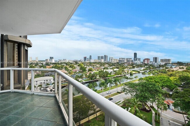 Foto del edificio - 3600 Yacht Club Dr