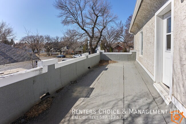 Photo du bâtiment - Pet Friendly Top Floor Apartment Near Down...